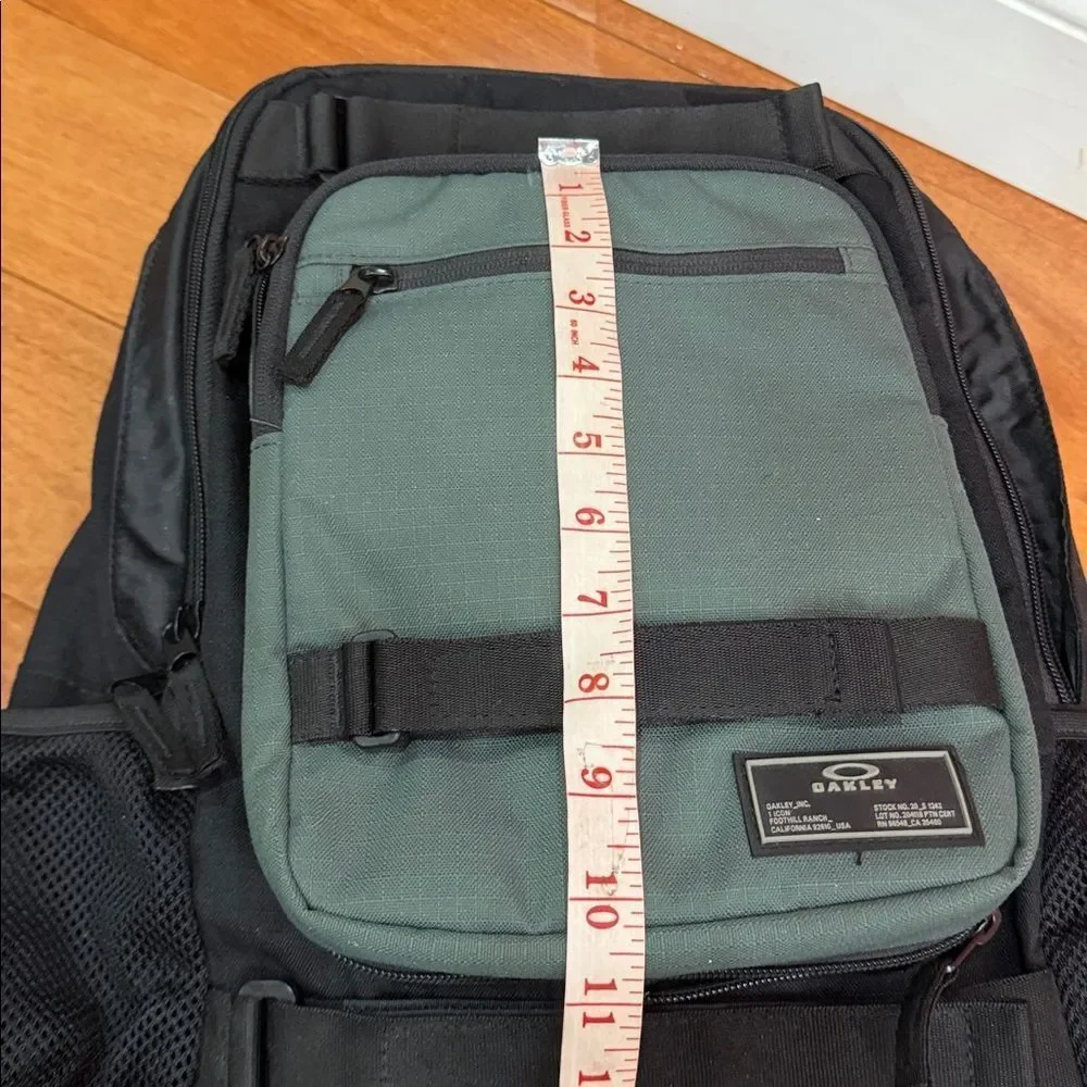 NWT Oakley Multifunctional Hydrolix Smart Backpack‎ detachable crossbody bag